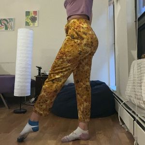 UO silk autumn pants. high-rise/momjeans fit! For cute winter looks ;)